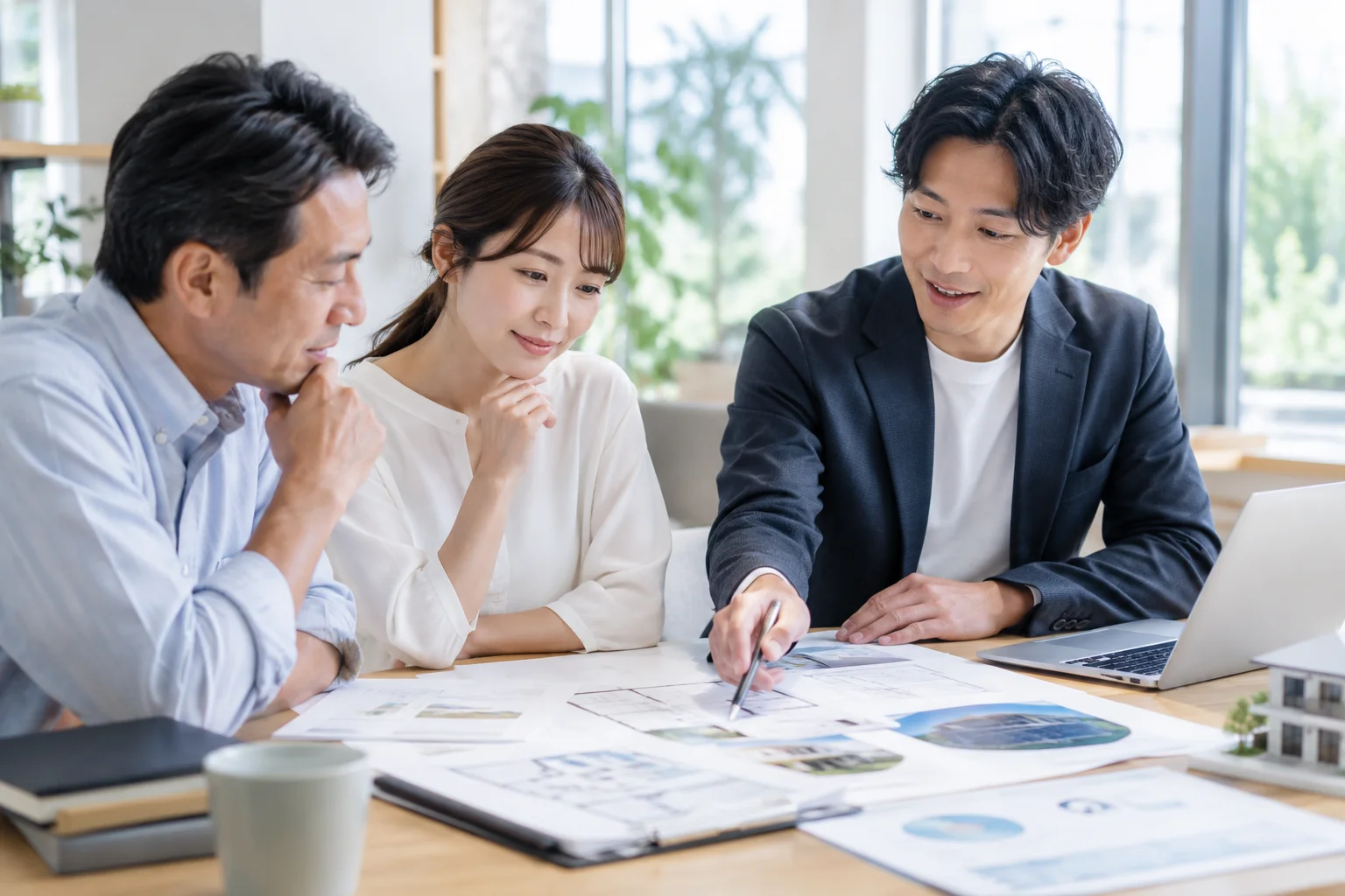 資料を一緒に確認する相談シーンのイメージ